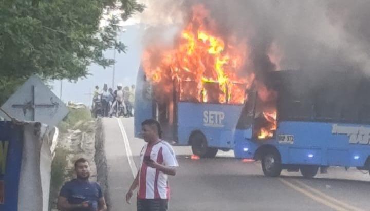 Los dos buses incendiados en plena Troncal del Caribe, en Santa Marta. 