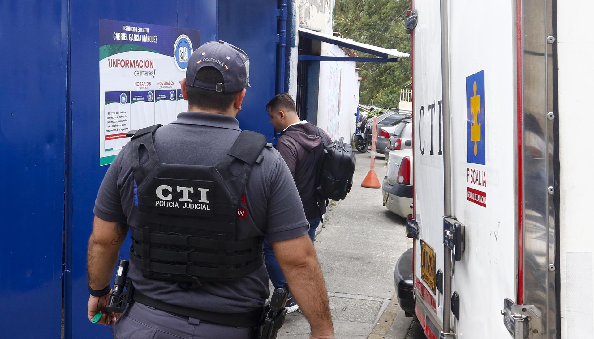 El CTI de la Fiscalía en el lugar del colegio donde se presentó el incidente. 