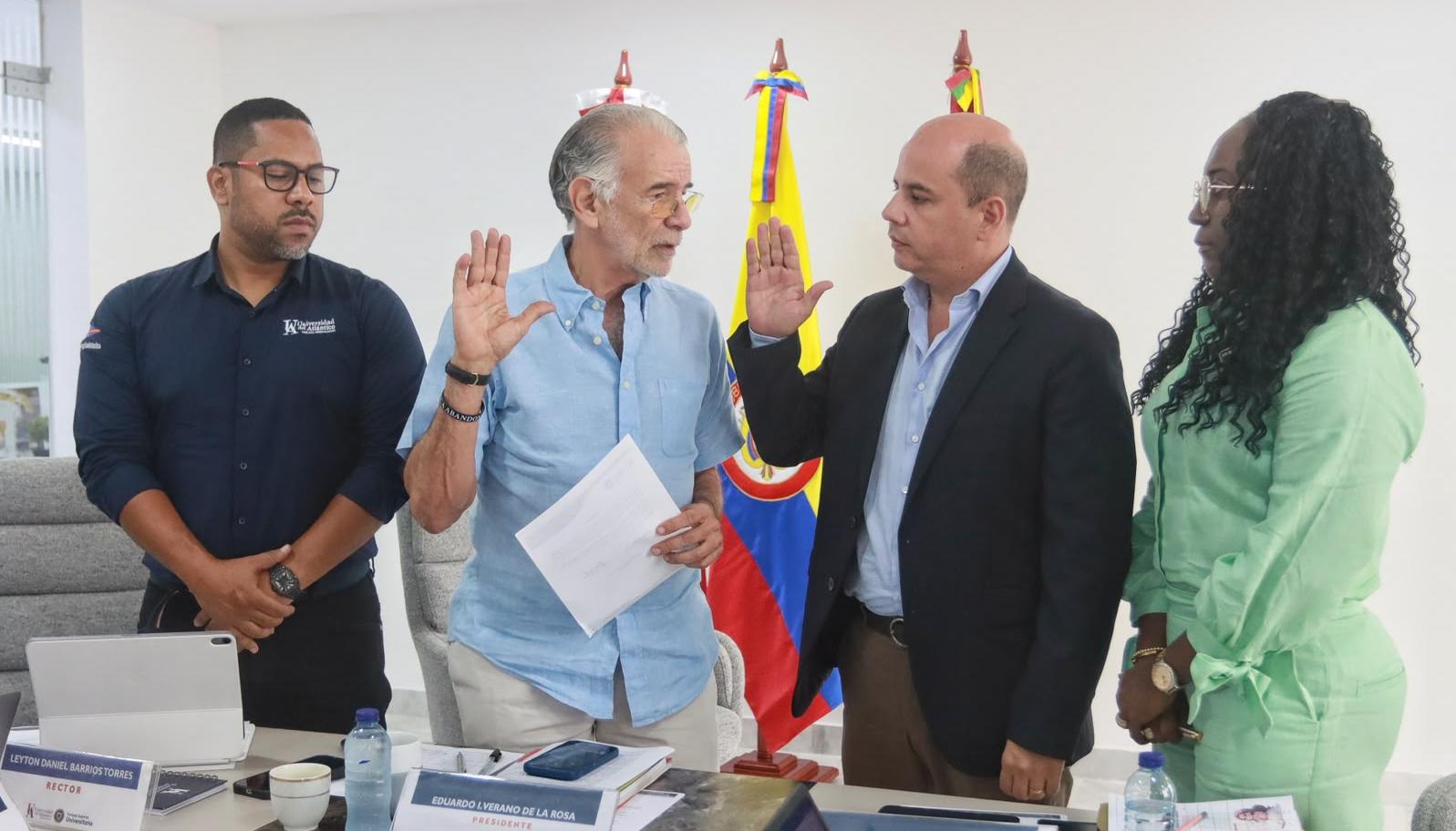 Camilo Noguera tomando posesión ante el gobernador Eduardo Verano.