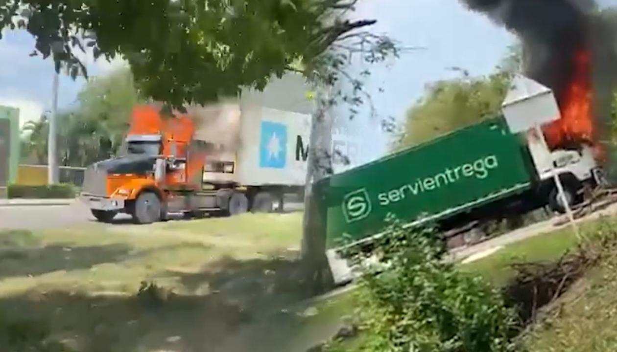 La tractomula y el camión incinerados.