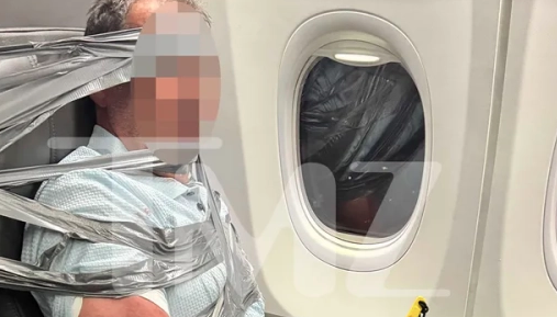 El pasajero fue inmovilizad con cinta en uno de los asientos. 