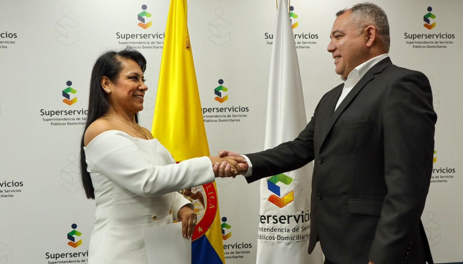 La superservicios encargada María Rocío Cortés Vargas y el agente interventor de Air-e, Ramiro Castilla.