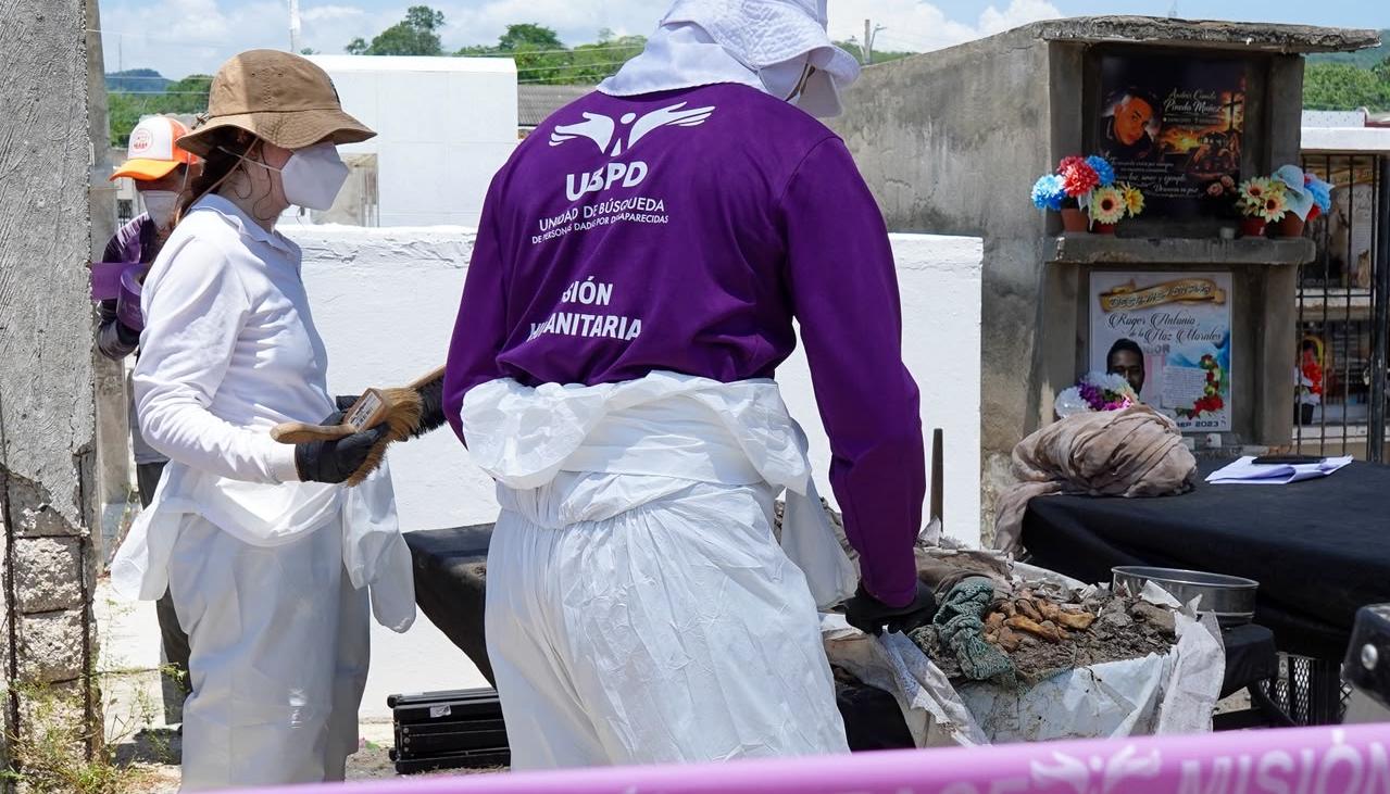 Exhumación de la UBPD en el cementerio de Luruaco.