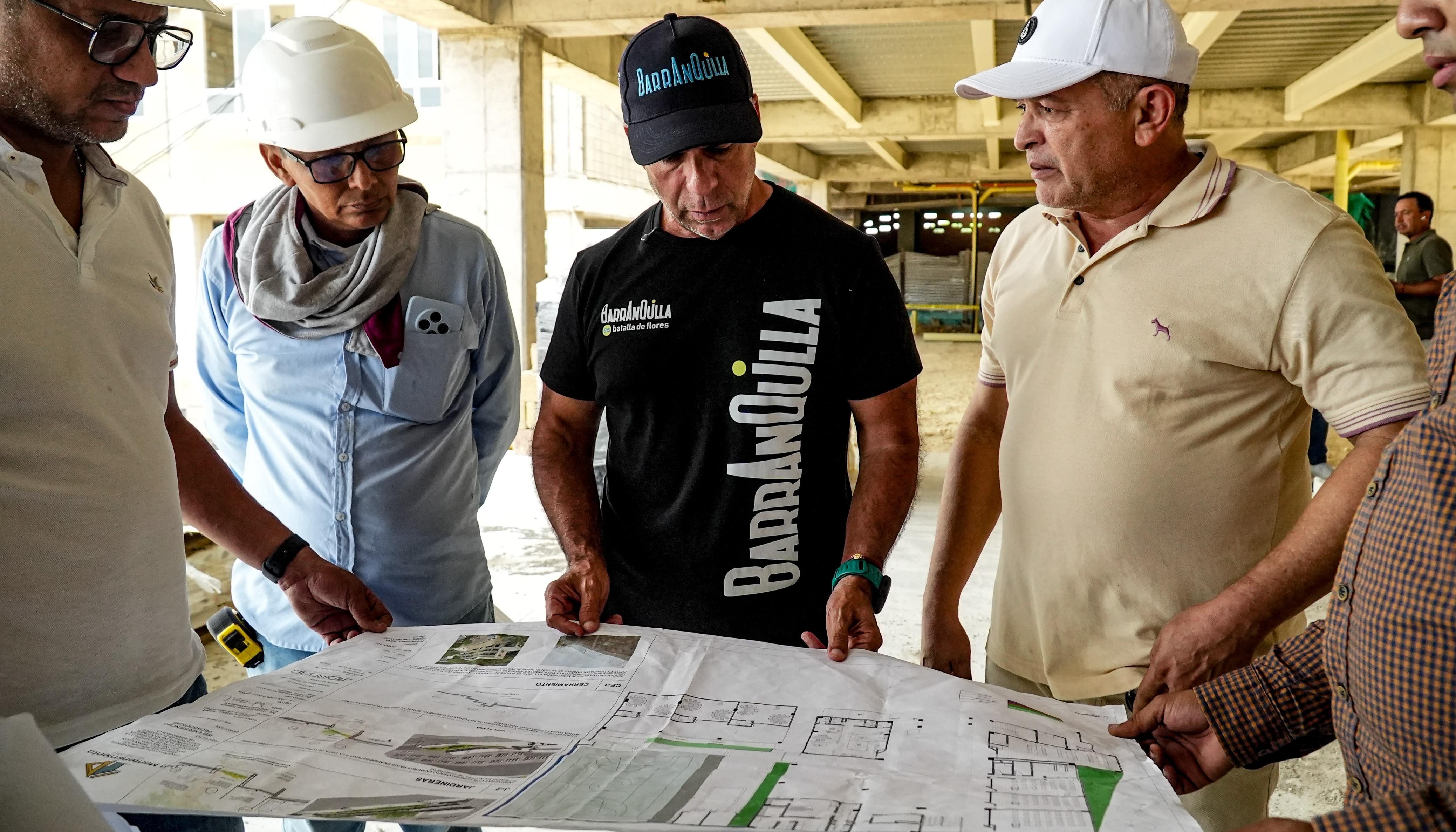 Alcalde Char durante la inspección de las obras.