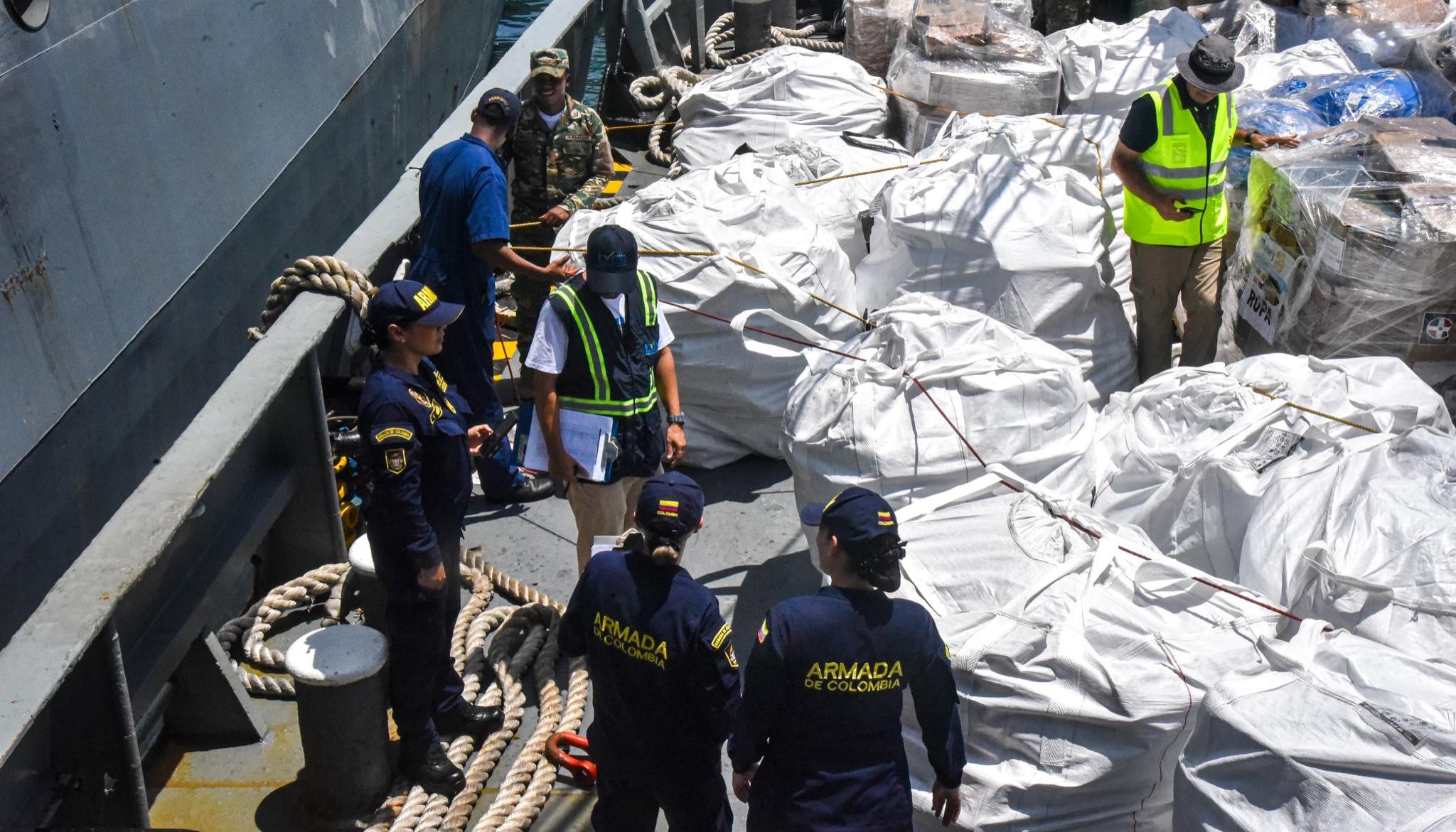 Buque Almirante Didiez Burgos en el que llegó la ayuda humanitaria de República Dominicana.