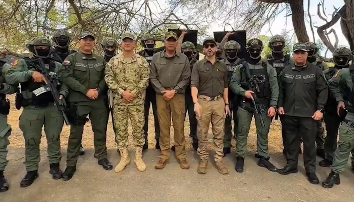 El Presidente Abelardo De La Espriella y el Comando Especial 'Los Lobos'.