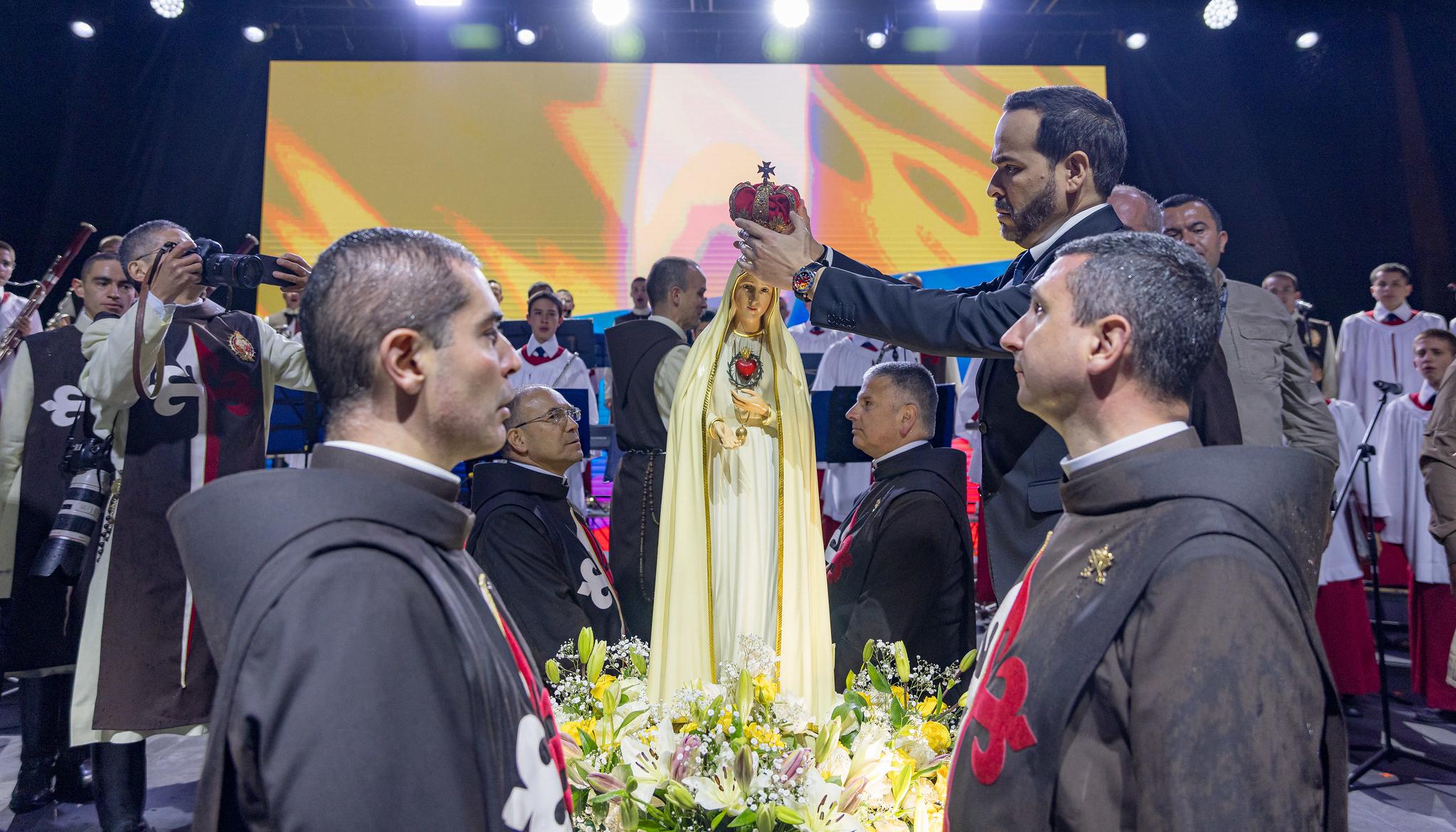 El Presidente Abelardo De La Espriella y la Virgen de Fátima.