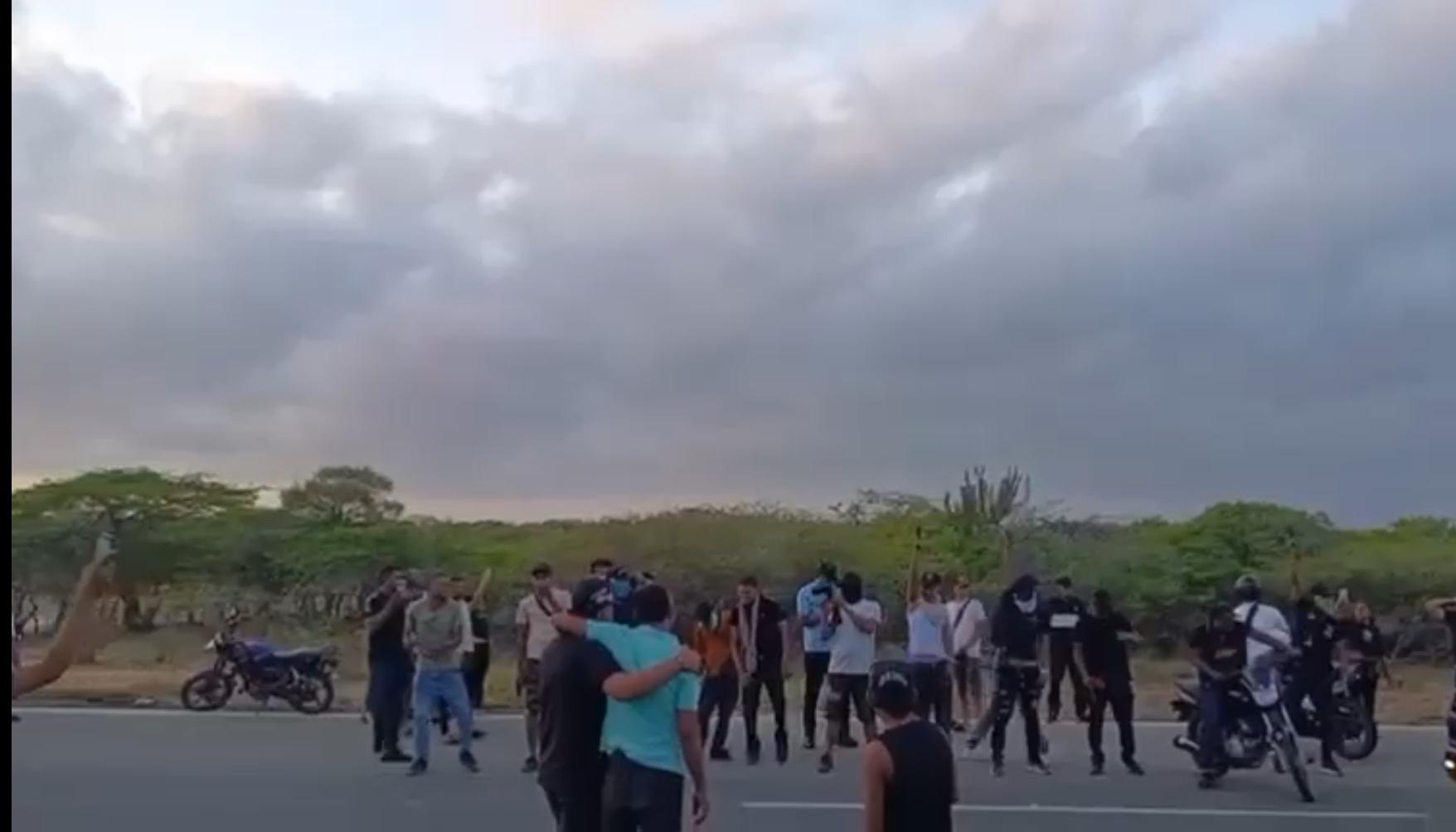 Decenas de hombre en la caravana que recibió los restos mortales del 'Bendito Menor'.