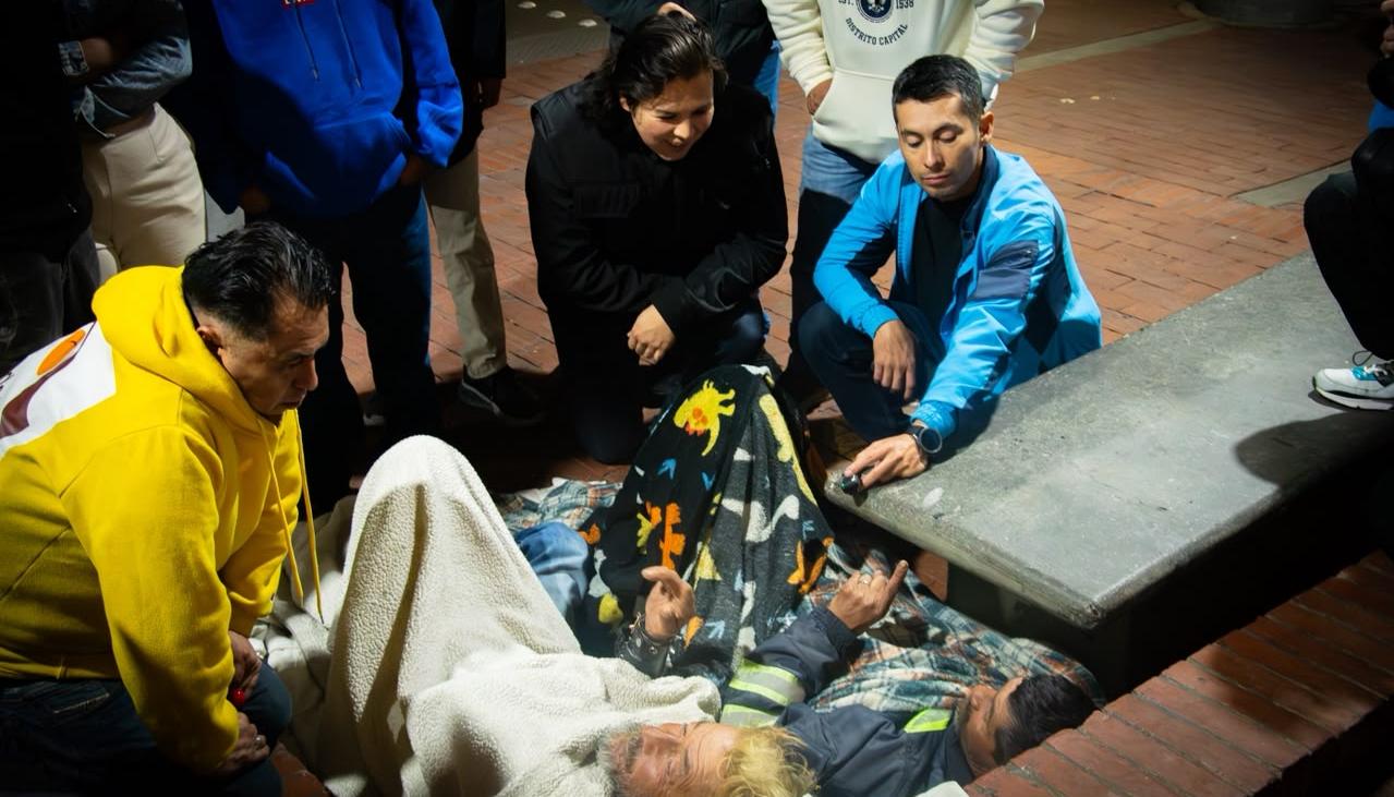 Jorge Barón Jr dialogando con habitantes de la calle. 
