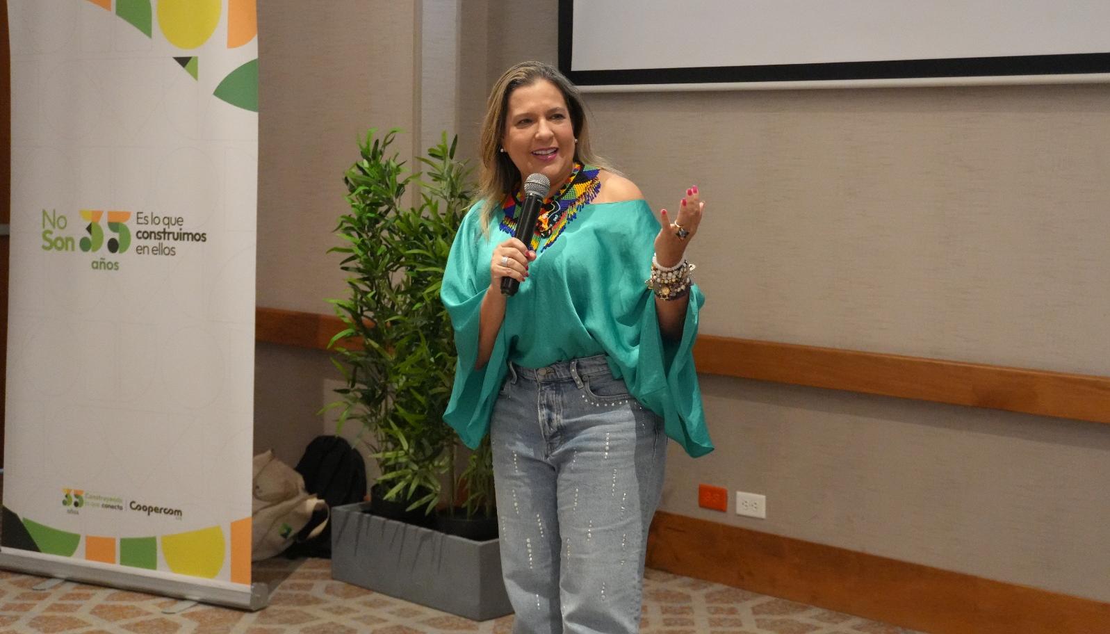  Diana Acosta, directora de Carnaval, durante su participación en el evento de Coopercom. 