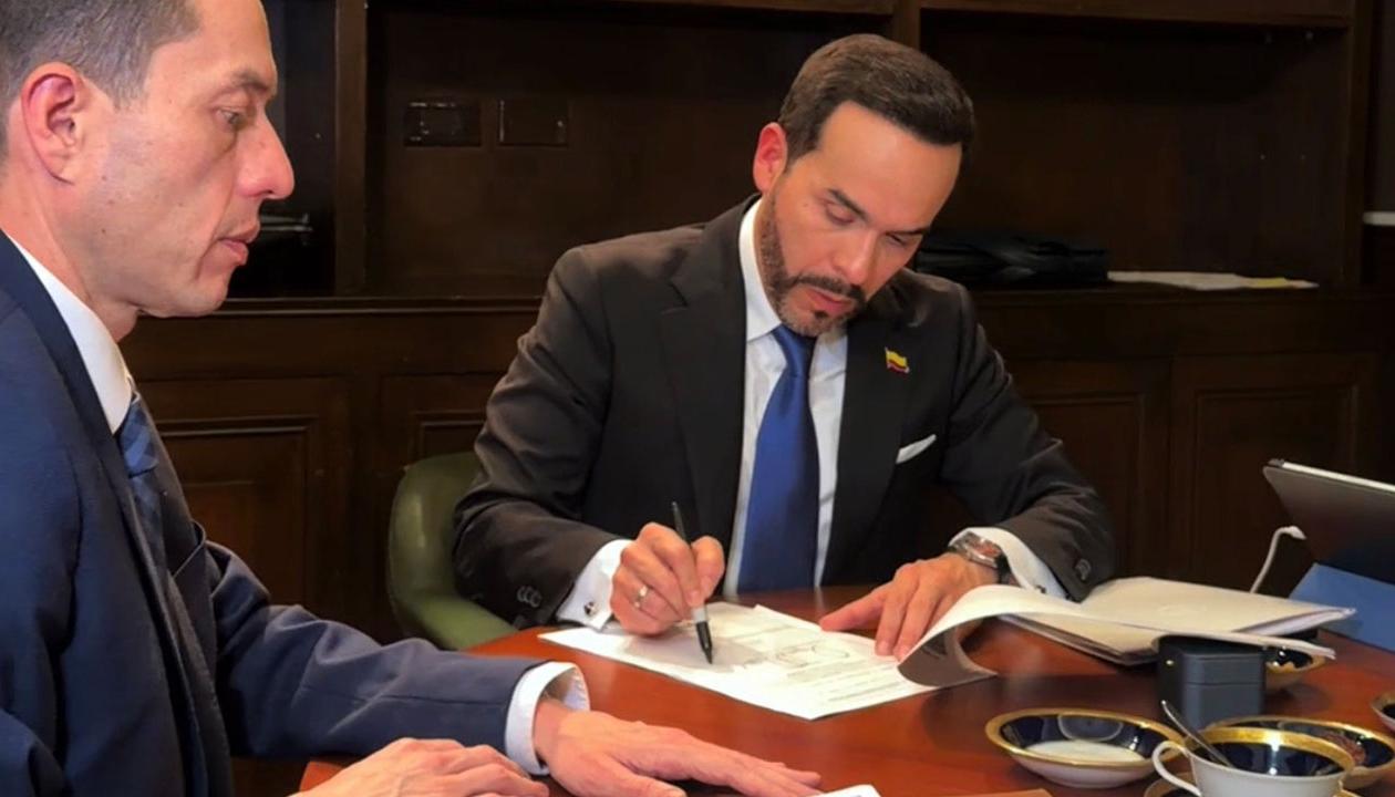 El Presidente Abelardo De La Espriella firmando una extradición.
