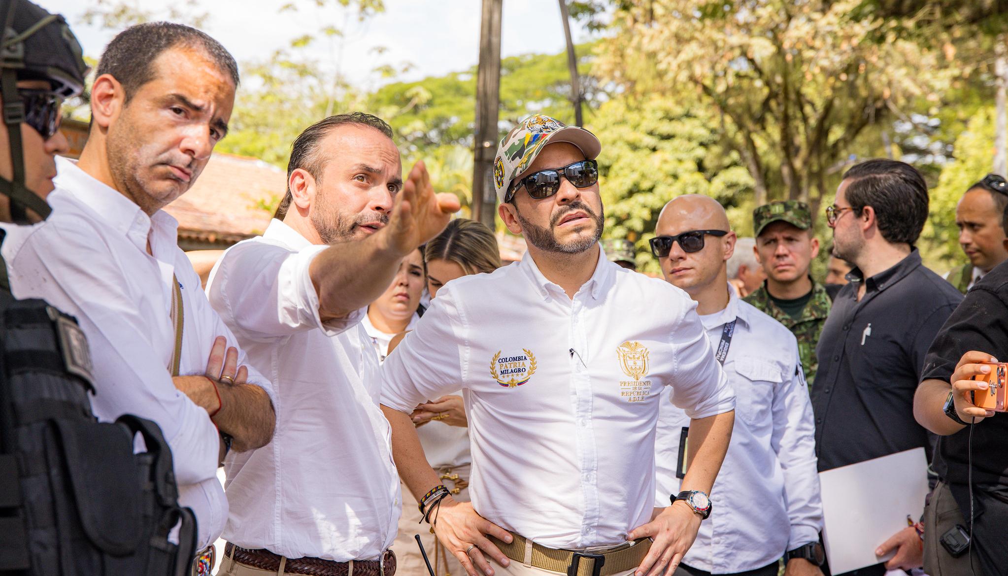 El alcalde de Cali, Alejandro Eder, y el Presidente Abelardo De La Espriella recorriendo una zona afectada.