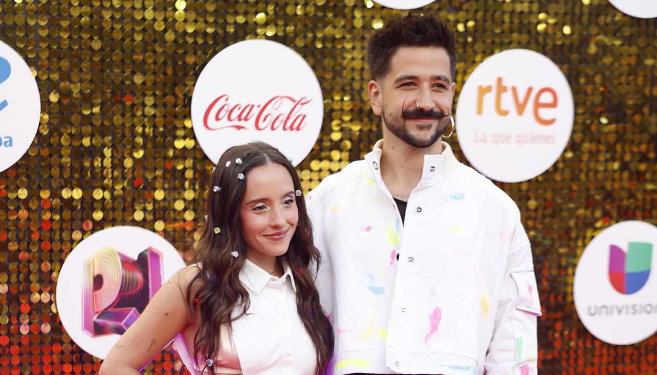 El cantante y compositor colombiano Camilo y su esposa Evaluna Montaner en la alfombra roja de los Premios lo Nuestro.