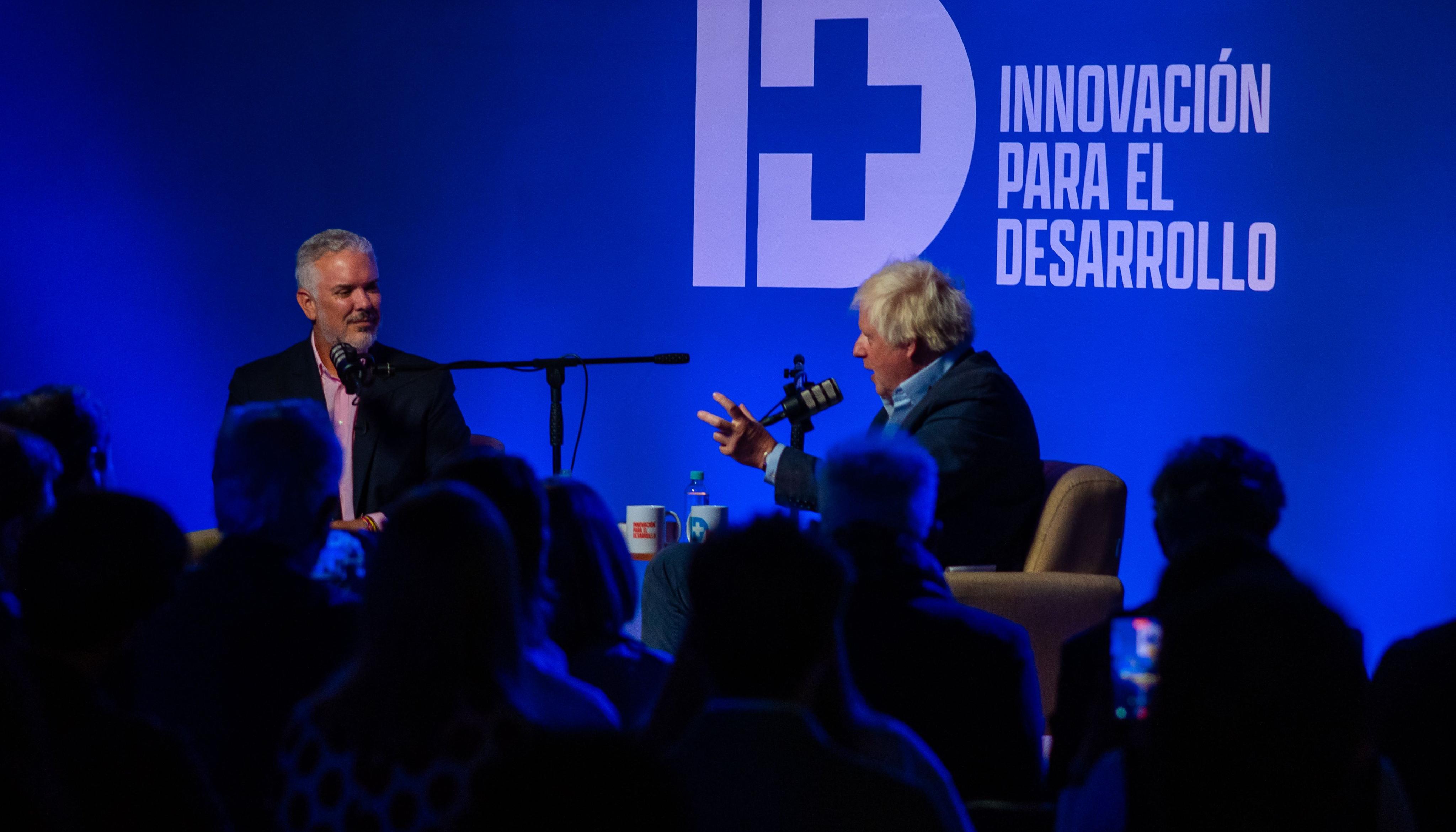 El expresidente Iván Duque durante una charla junto al ex primer ministro británico Boris Johnson 