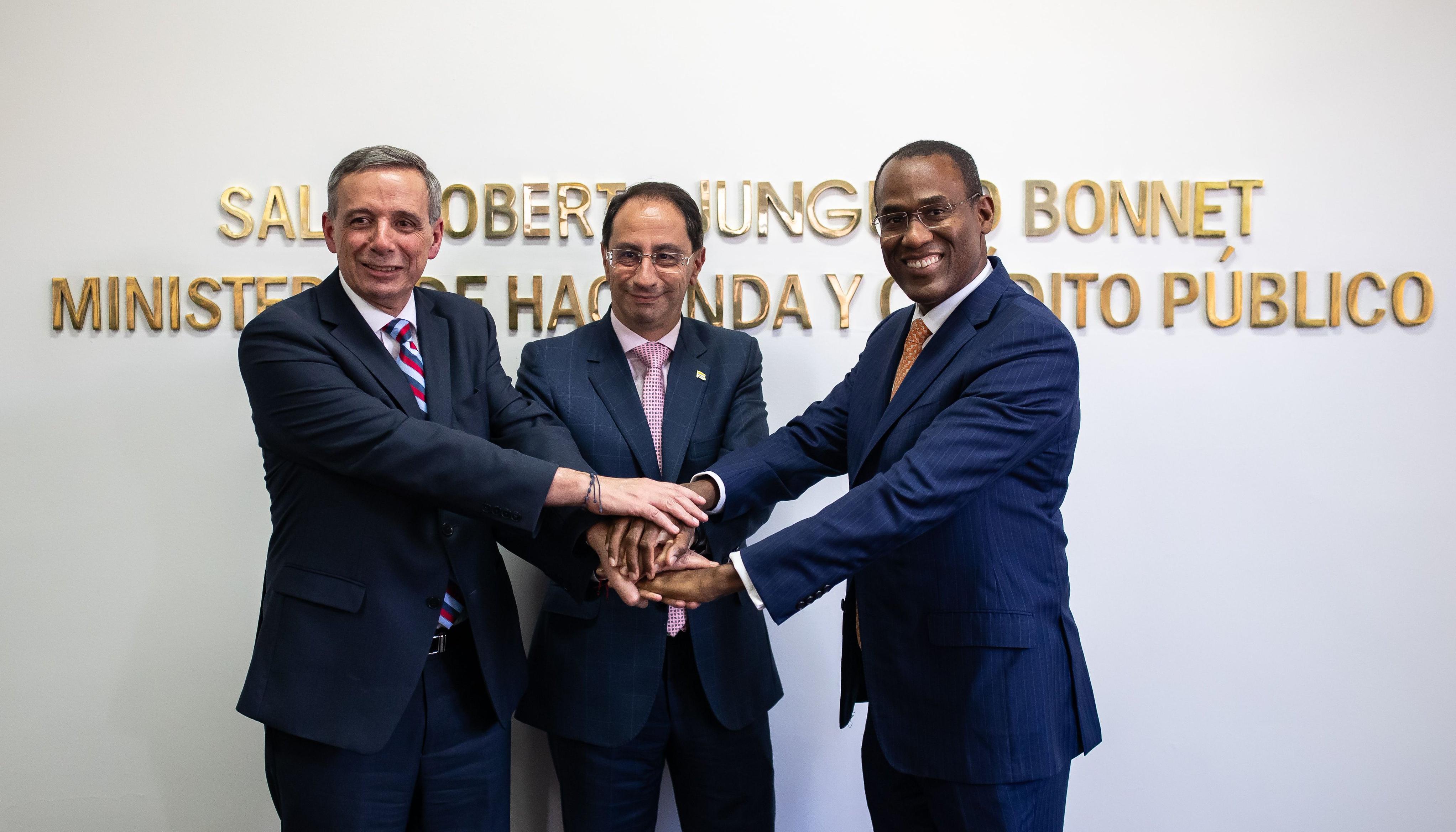El ministro de Hacienda, Miguel Gómez; el vicepresidente José Manuel Restrepo y el subdirector del FMI, Nigel Clark.