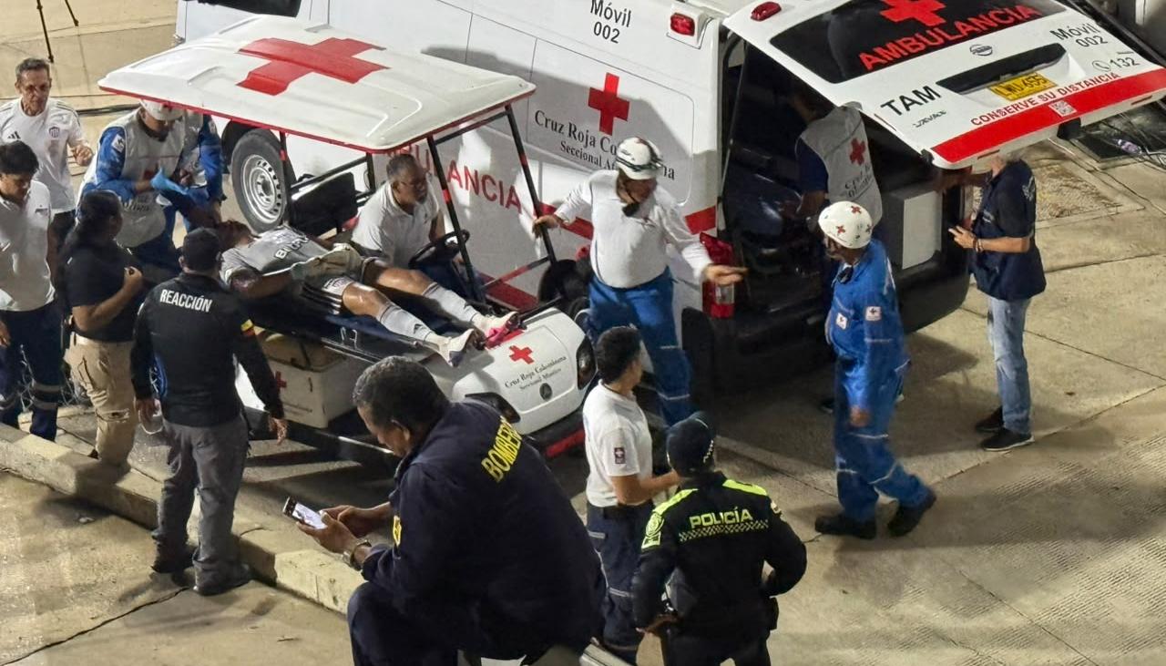 El portero uruguayo tuvo que abandonar el estadio en una ambulancia.