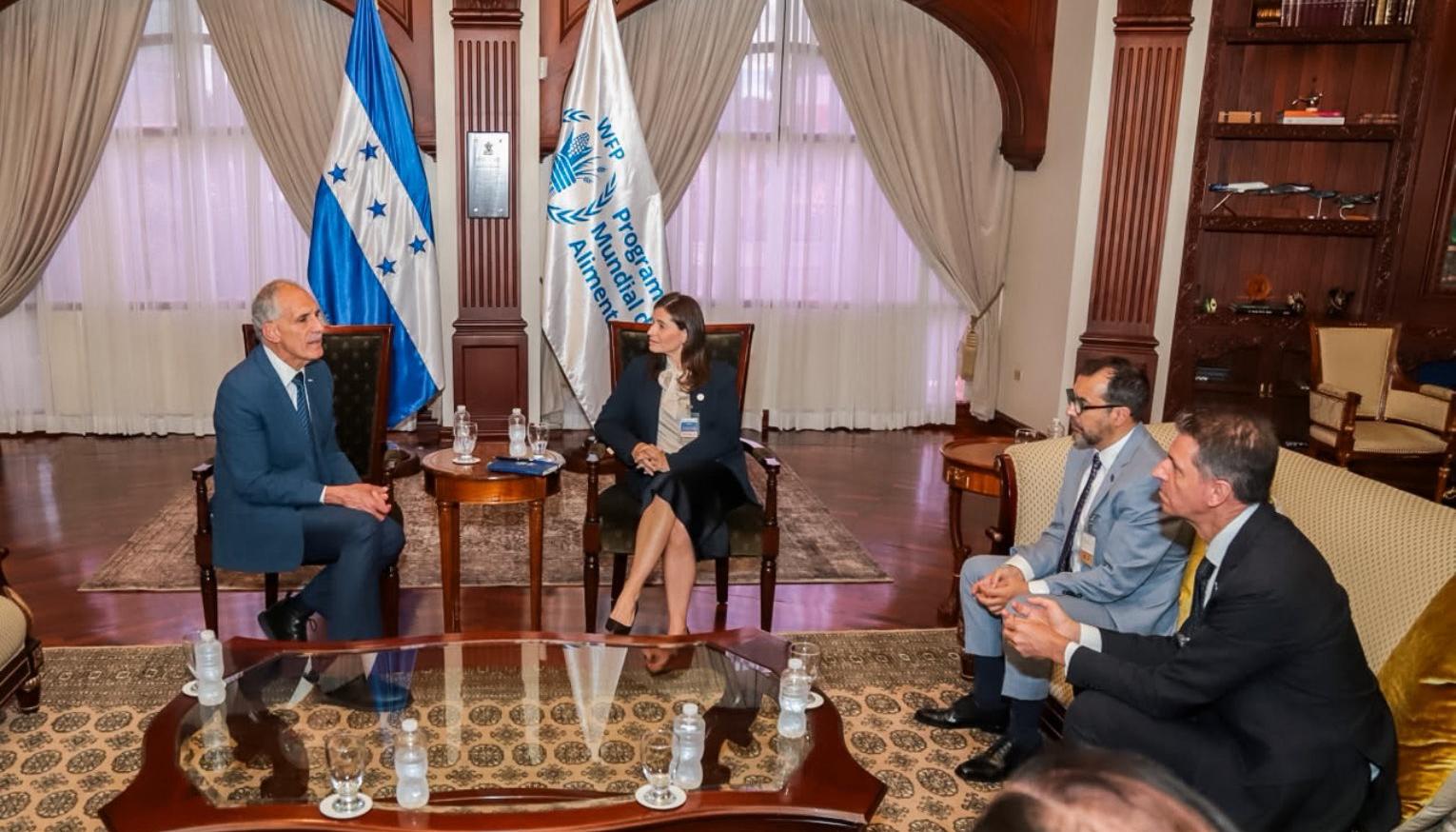 El presidente de Honduras Nasry Asfura, con la directora regional del PMA, Lena Savelli.
