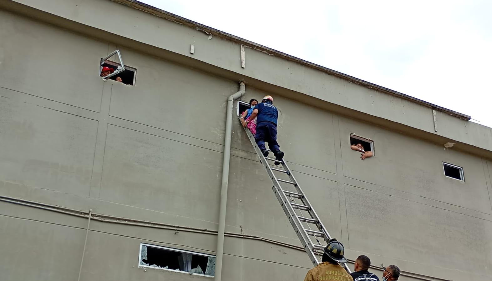 Emergencia por incendio en Clínica Santa Mónica, atención rápida y sin lesionados