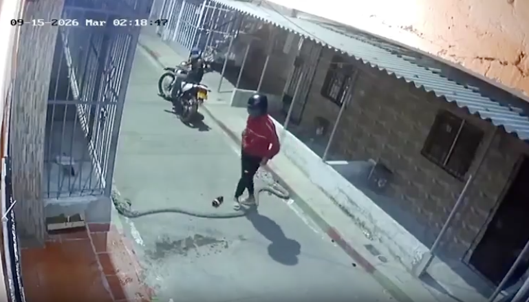 Extorsionistas quemando fachada de inmueble en el barrio 7 de Abril. 
