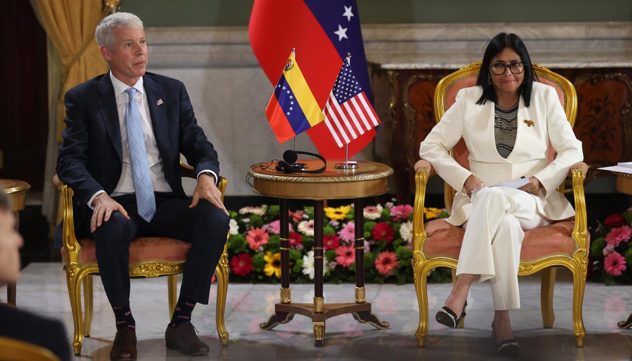 El secretario de Energía de Estados Unidos, Chris Wright y la presidenta encargada de Venezuela, Delcy Rodríguez.