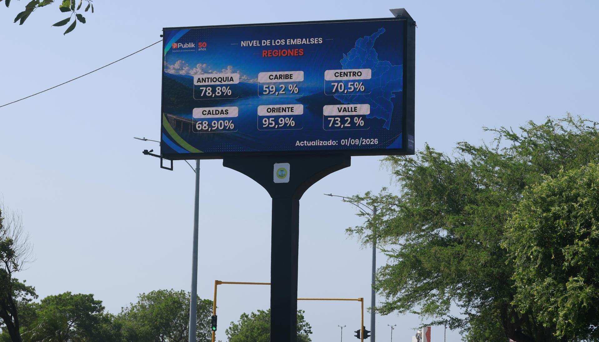 Foto que muestra un aviso informativo sobre el nivel de los embalses en el país.