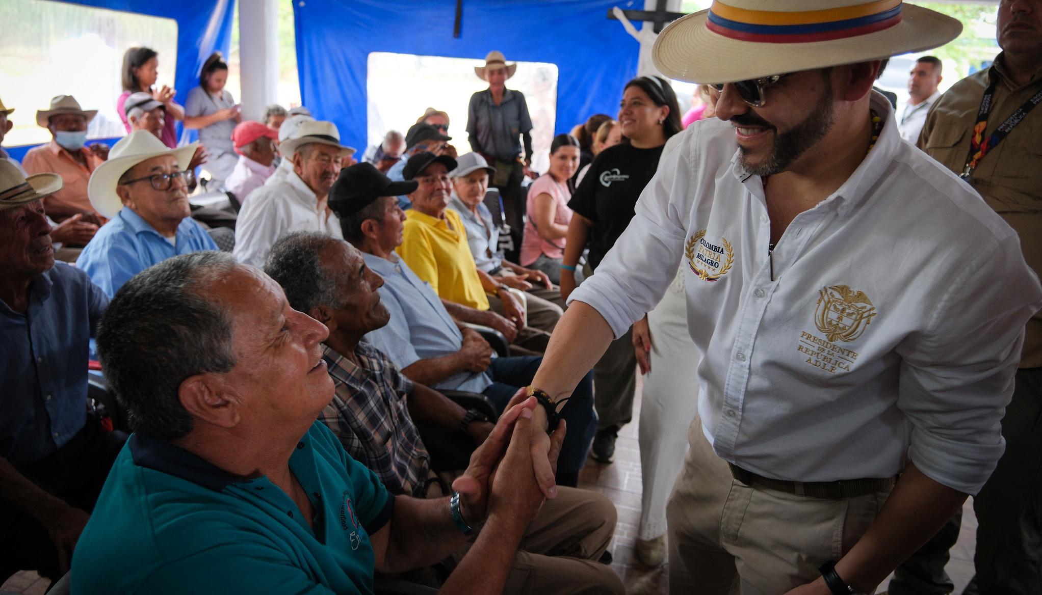 Presidente De La Espriella en hogar geriátrico del municipio de Quimbaya.
