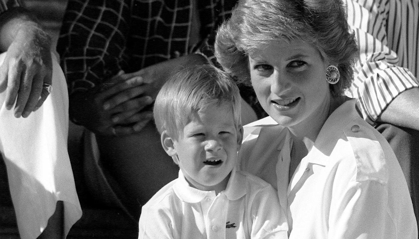 Imagen de archivo de la a princesa de Gales Lady Di con su hijo Enrique.