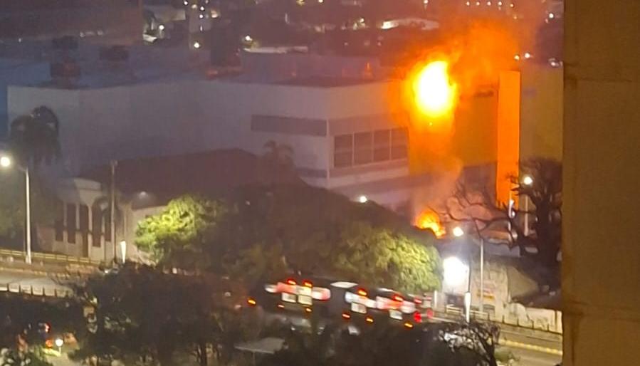 Desde edificios cercanos logró verse el incendio en el aviso publicitario. 