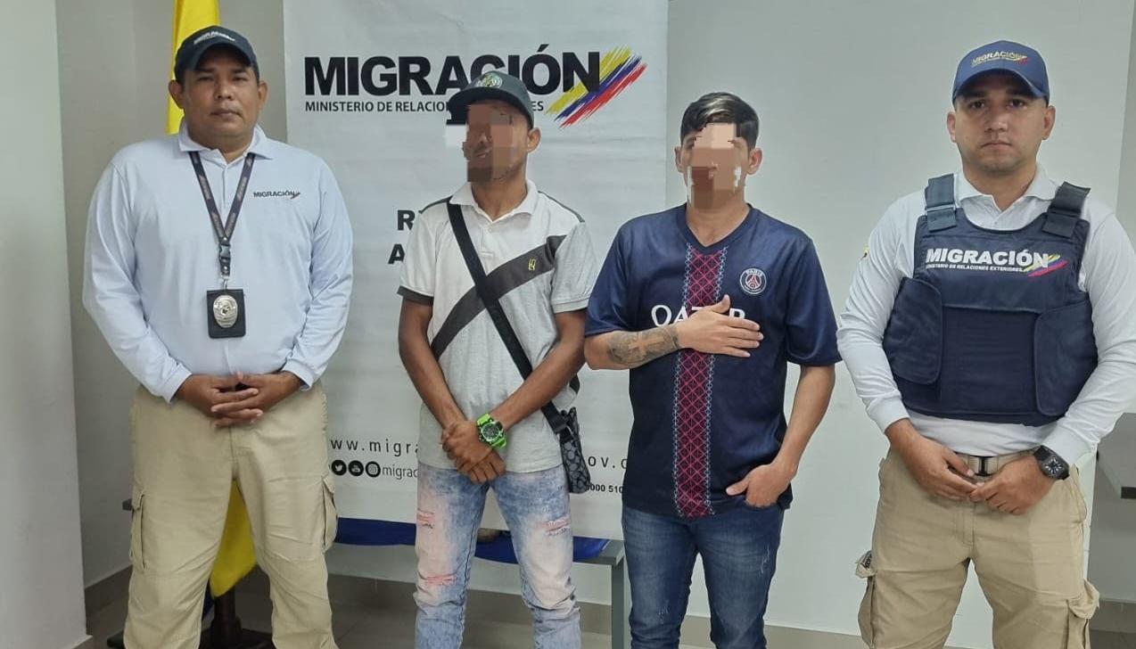 Integrantes de Migración Colombia en las labores de expulsión.