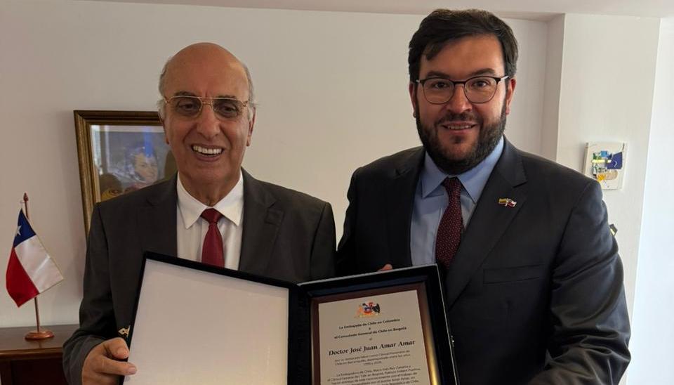 Juan José Amar Amar junto a Patricio Imbert Puelma, cónsul general de Chile en Bogotá.