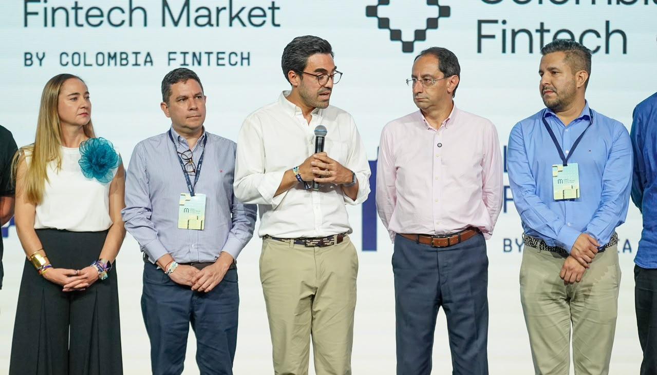 Junta directiva de Colombia Fintech con el vicepresidente José Manuel Restrepo.