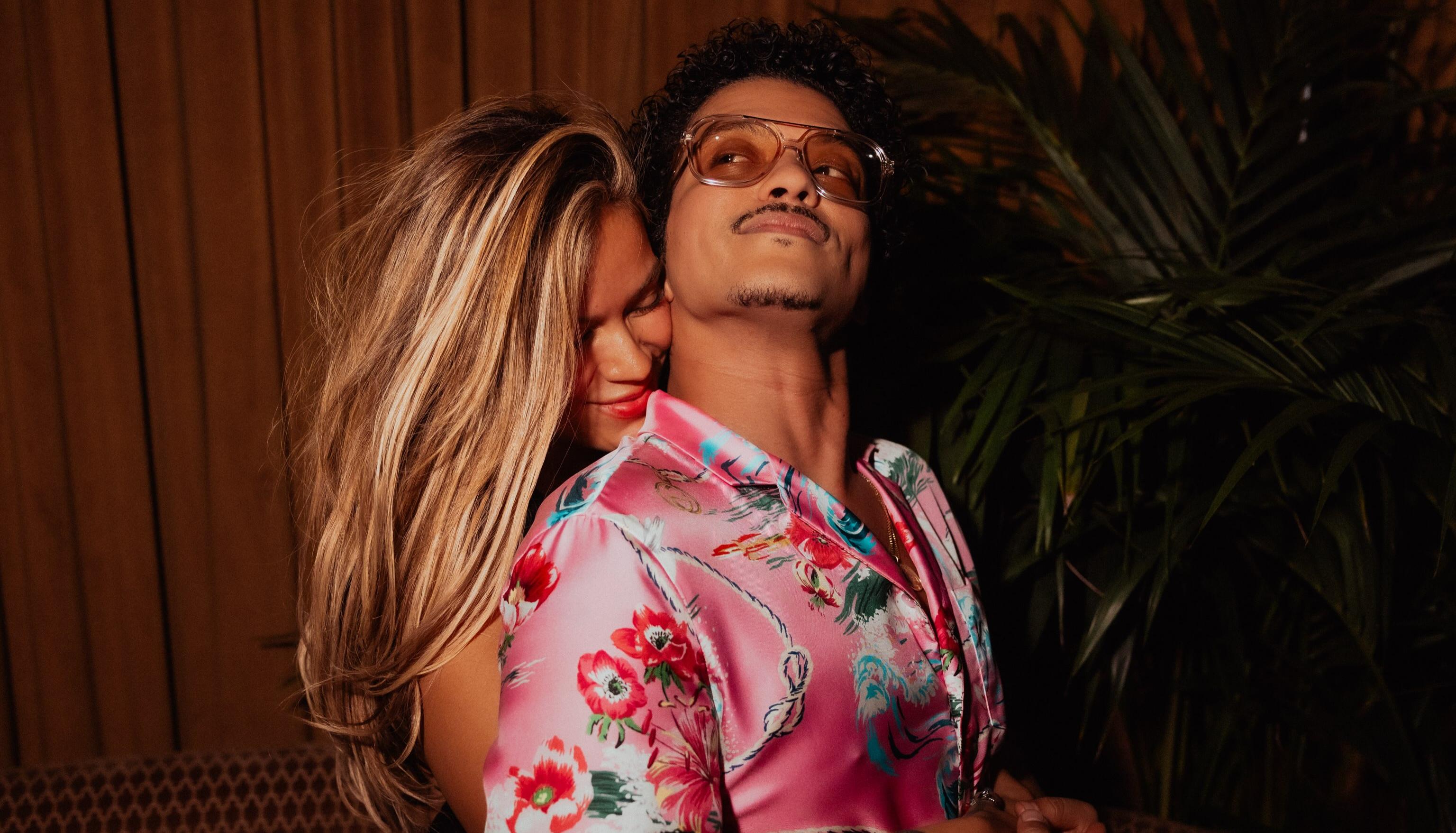 Karol G y Bruno Mars.