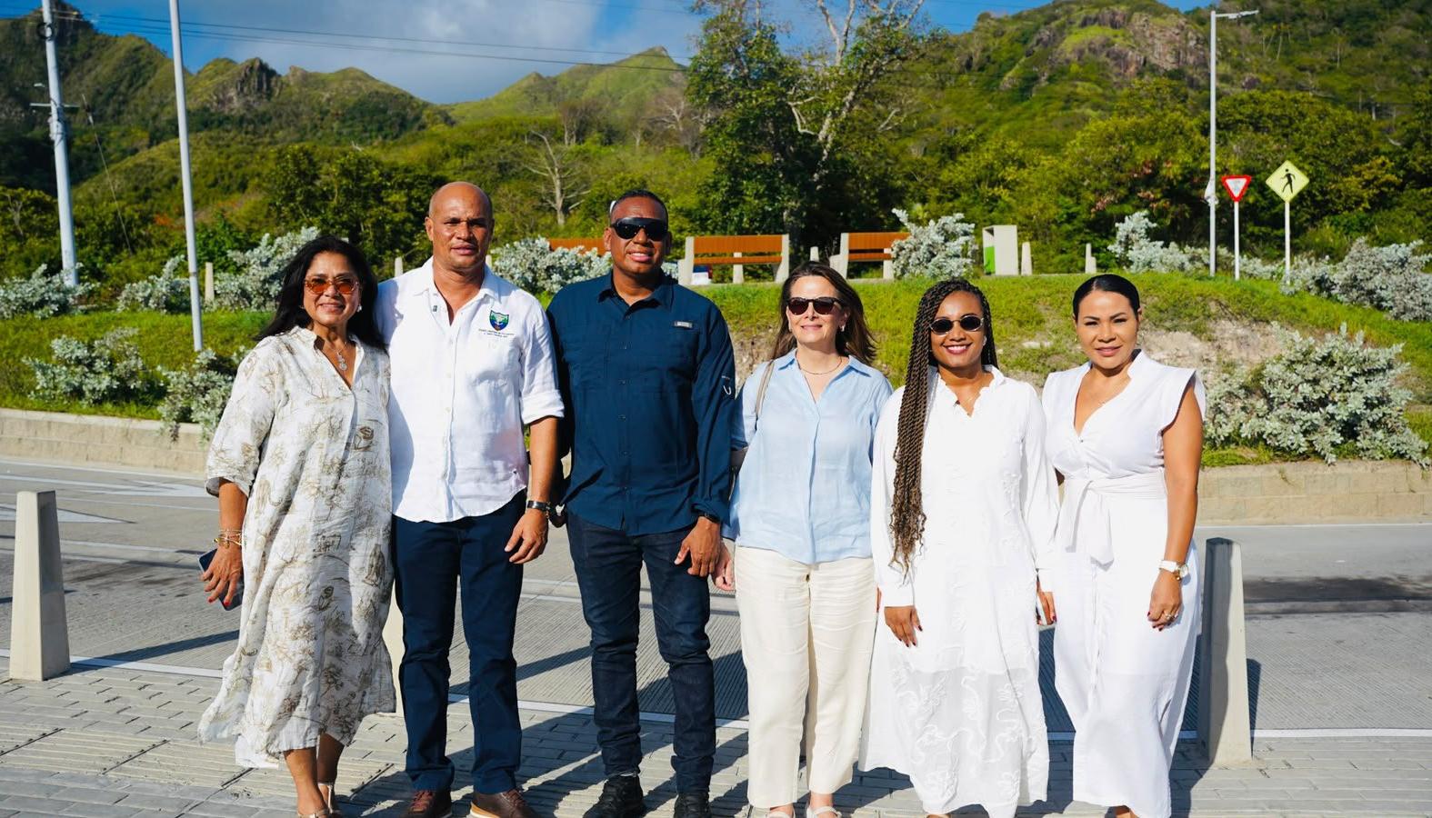  La ministra Ana María Vesga junto a la gobernadora Girley Ordóñez; los representantes a la Cámara por el Archipiélago; Marjorie Englehard, coordinadora del hospital local.