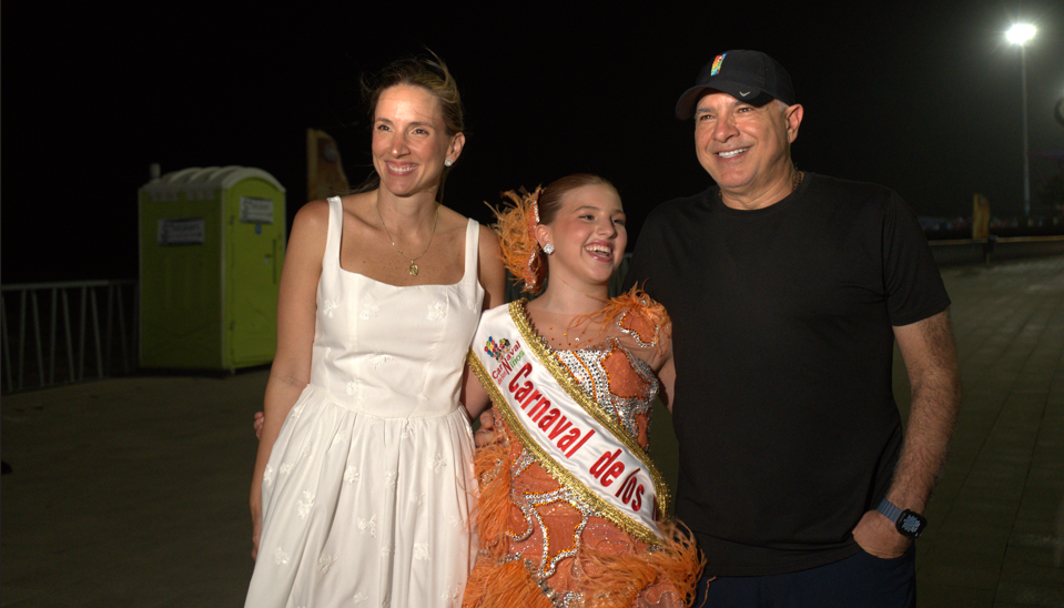 La Reina del Carnaval de los Niños 2027, Isabella Daes, junto a su papá, Christian Daes, y su mamá Carla García.
