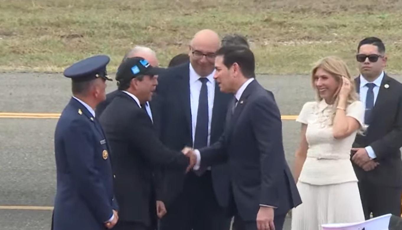 El saludo entre el Alcalde Alex Char y el secretario de Estado de EE.UU., Marco Rubio.