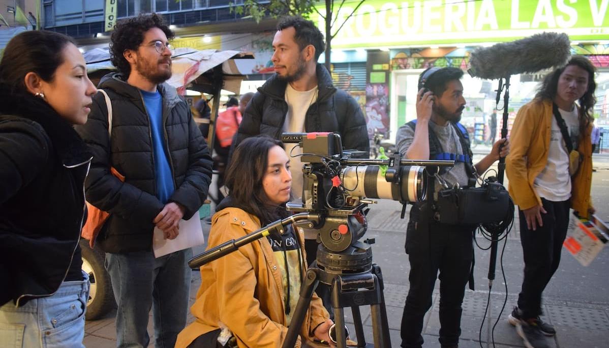 Los cineastas colombianos Esteban Hoyos García y Juan Miguel Gelacio junto al equipo de producción.