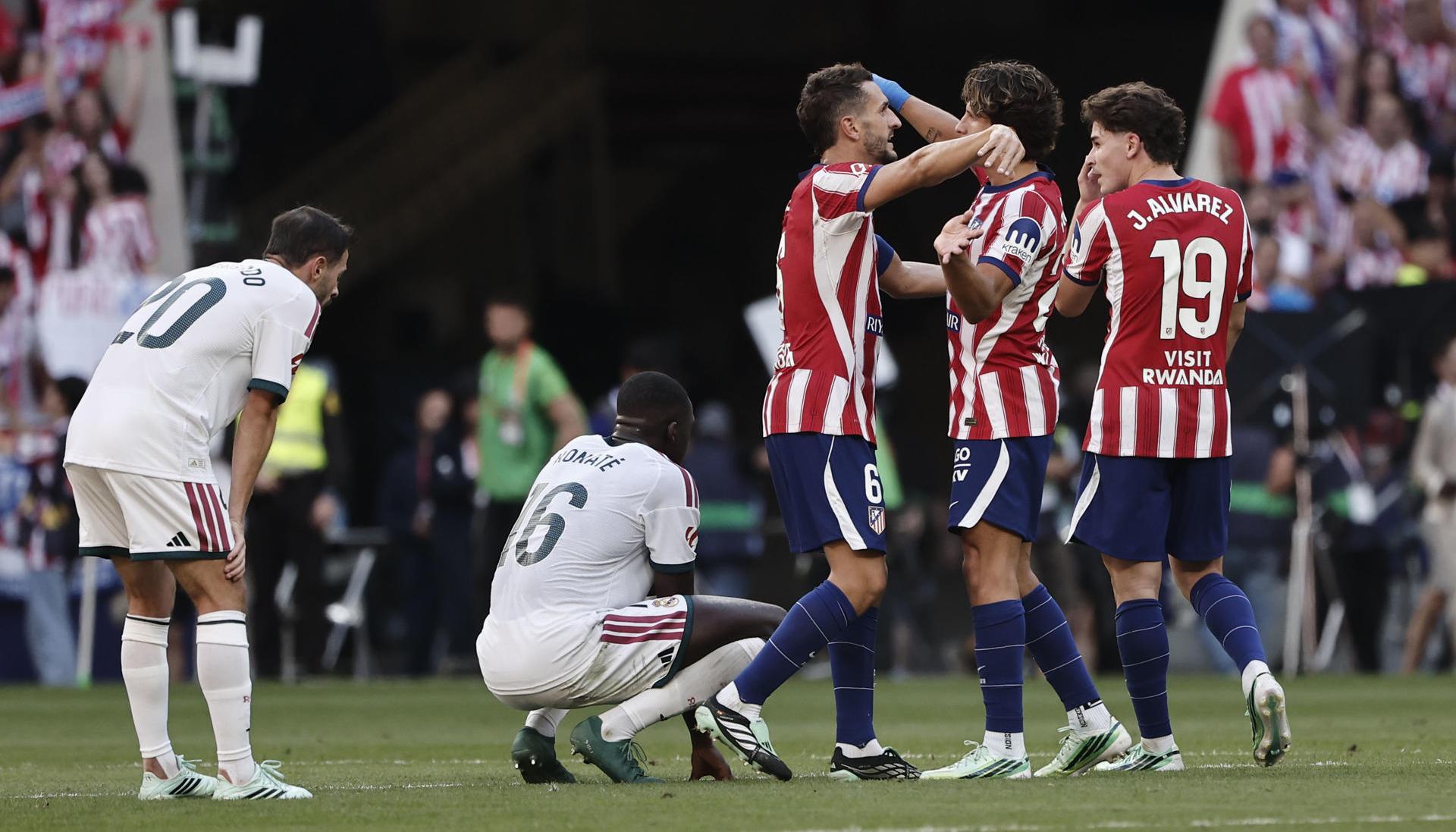 Los jugadores del Atlético de Madrid celebran la victoria 