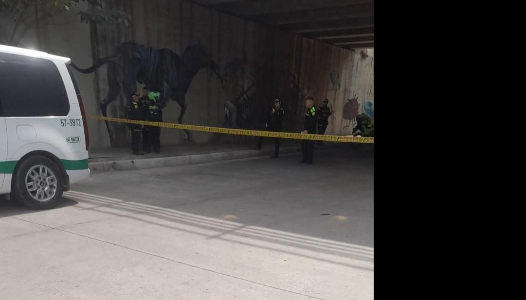 La Policía acordonó el área donde fueron encontrados los cuerpos. 