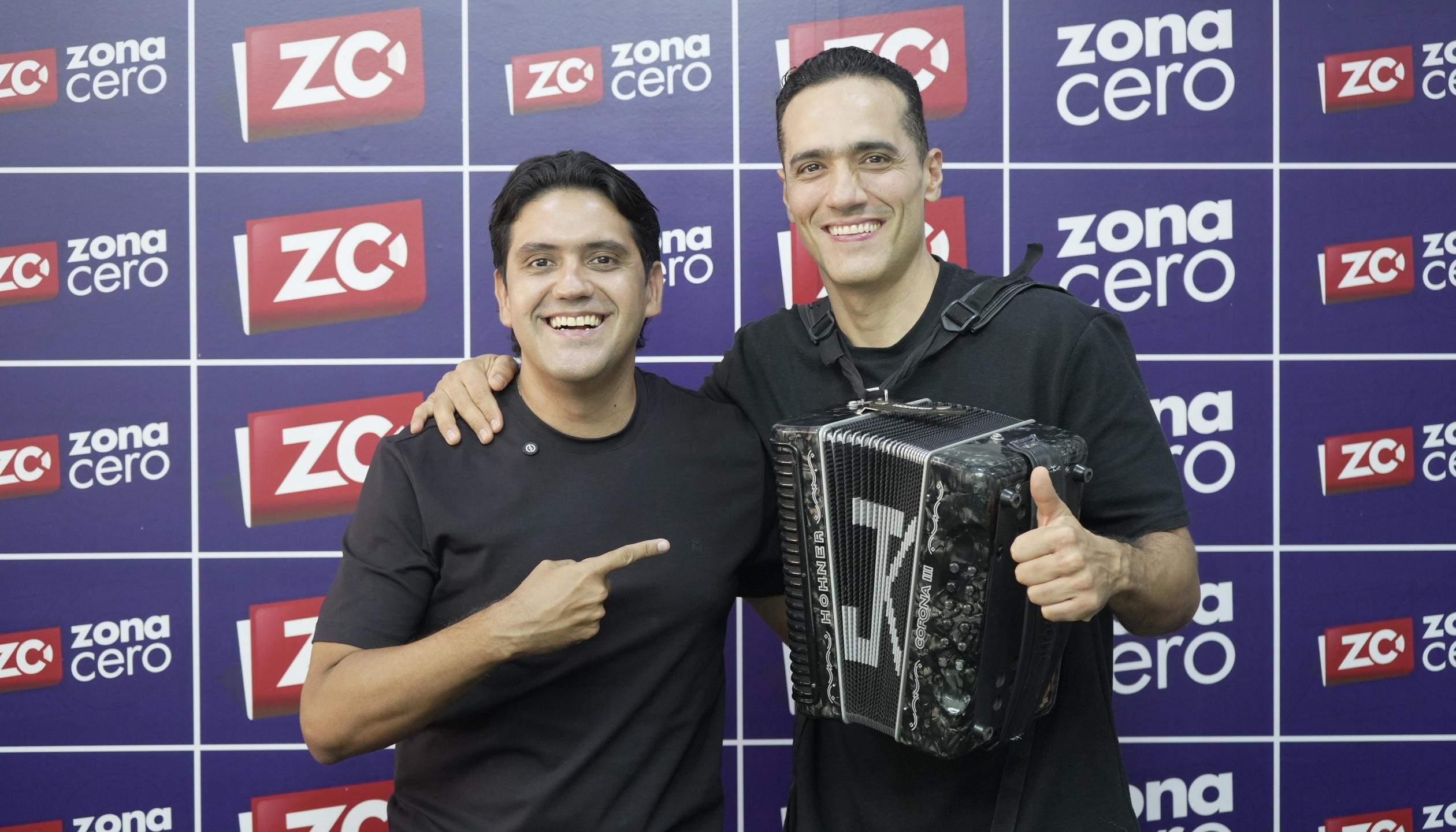 Luisk De León junto al acordeonero Juanka Ricardo en la redacción de Zona Cero. 