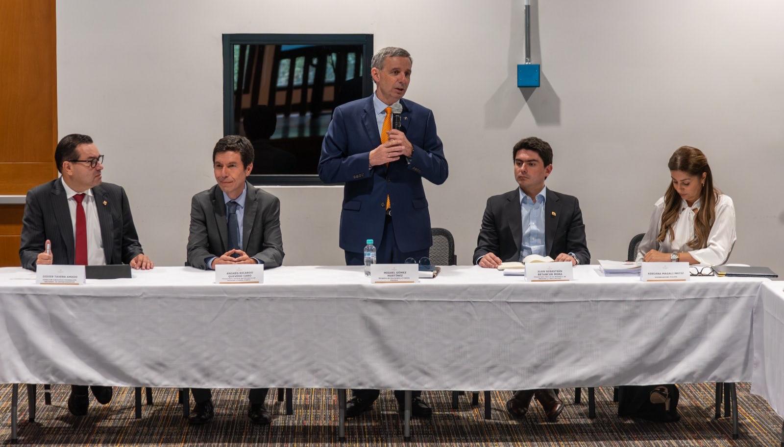 El Ministerio de Hacienda y Crédito Público, Miguel Gómez.