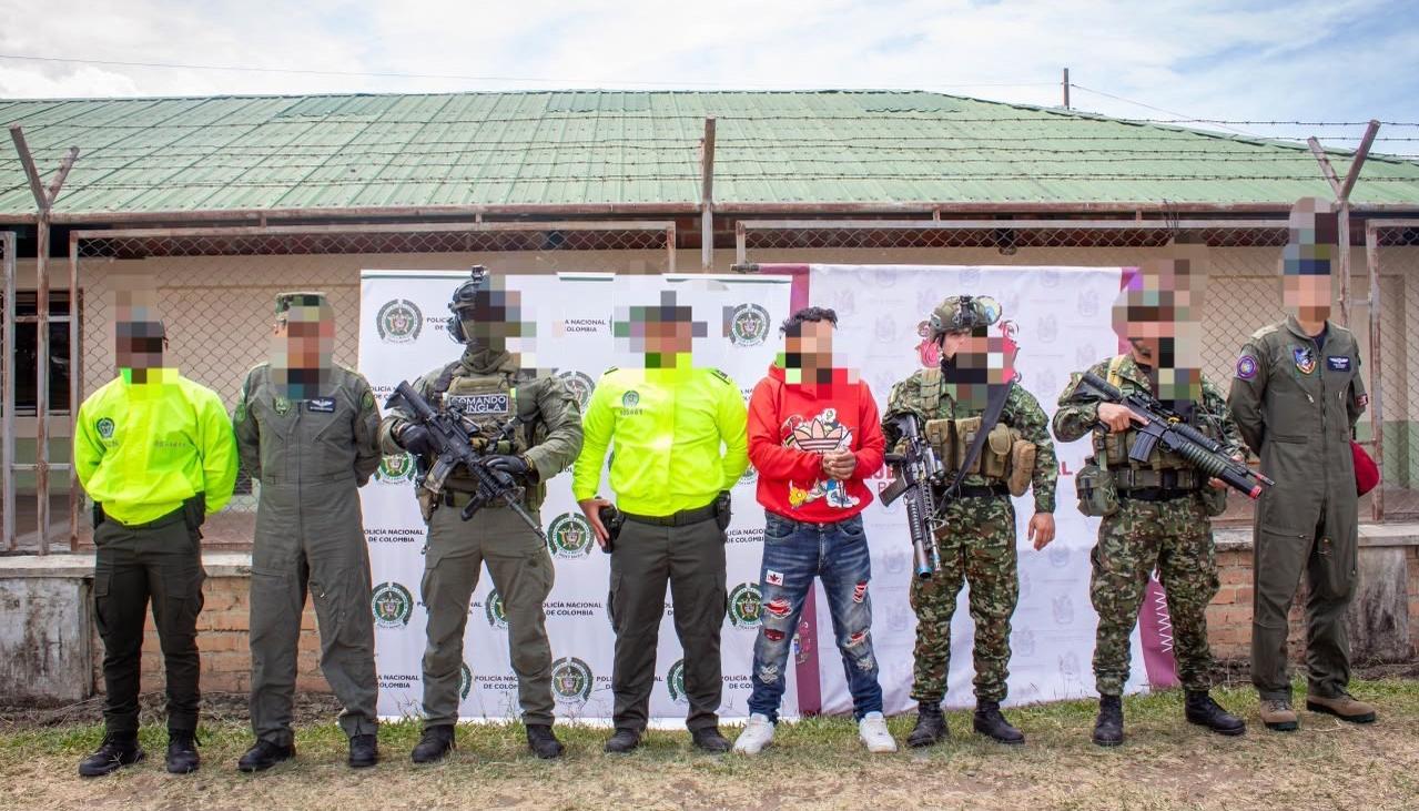 Miembros del Ejército y la Policía con el capturado alias 'Correa'.