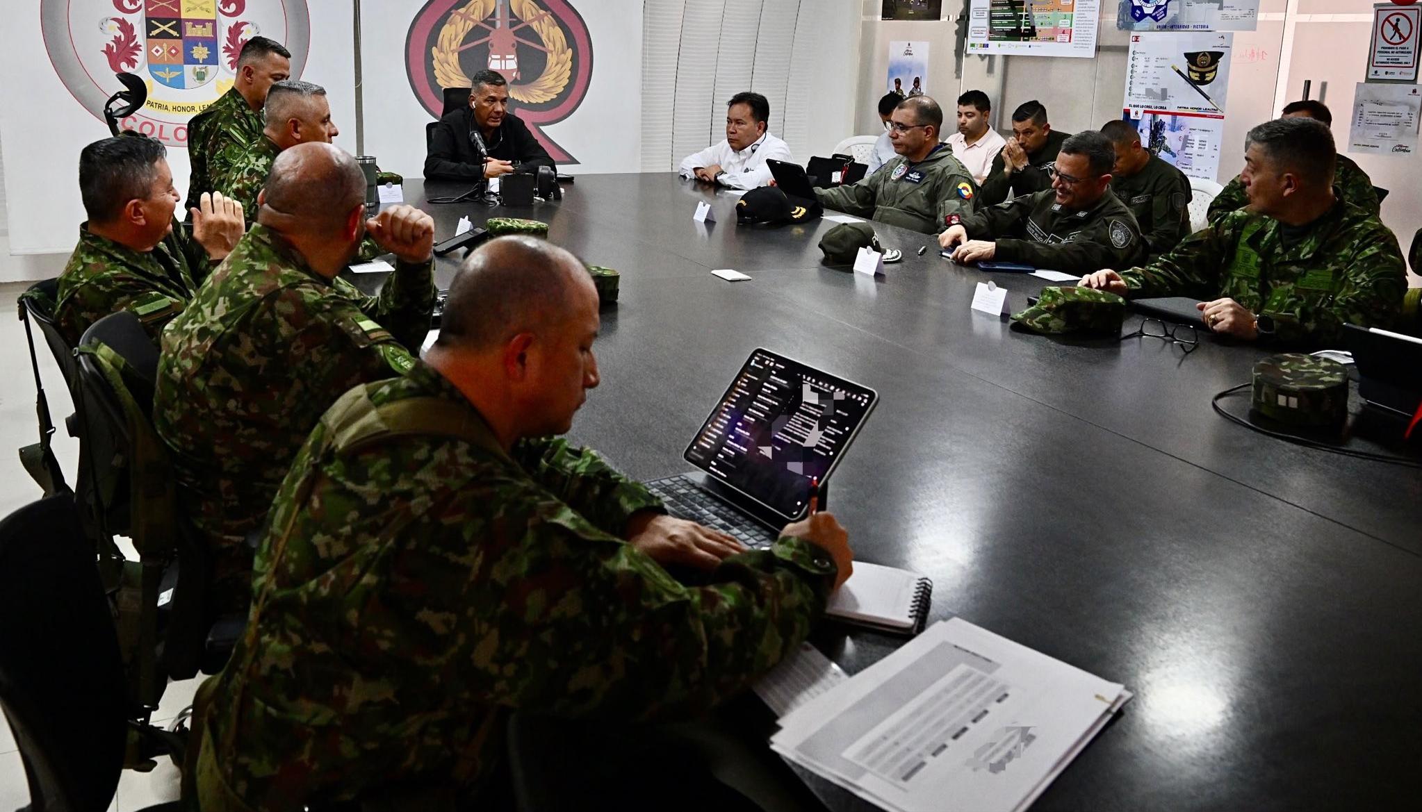 Ministro de Defensa, Jorge Mora, liderando una reunión con la cúpula militar.