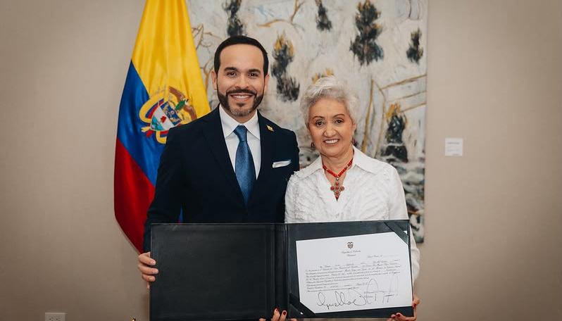 El Presidente de la República Abelardo De La Espriella  junto con la ministra Ilva Myriam Hoyos.