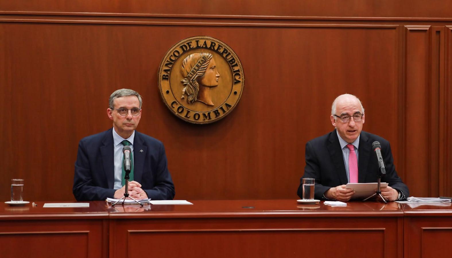 El ministro de Hacienda, Miguel José Gómez Martínez (izquierda) en el Banco de la República. 