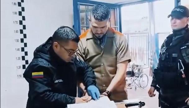 Juan Guillermo Monsalve cuando estaba en proceso de registro para ser trasladado a Cómbita. 
