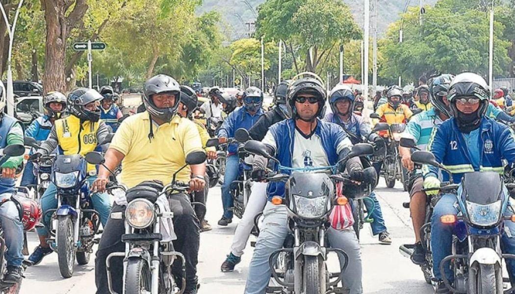 Motociclistas circulando. 