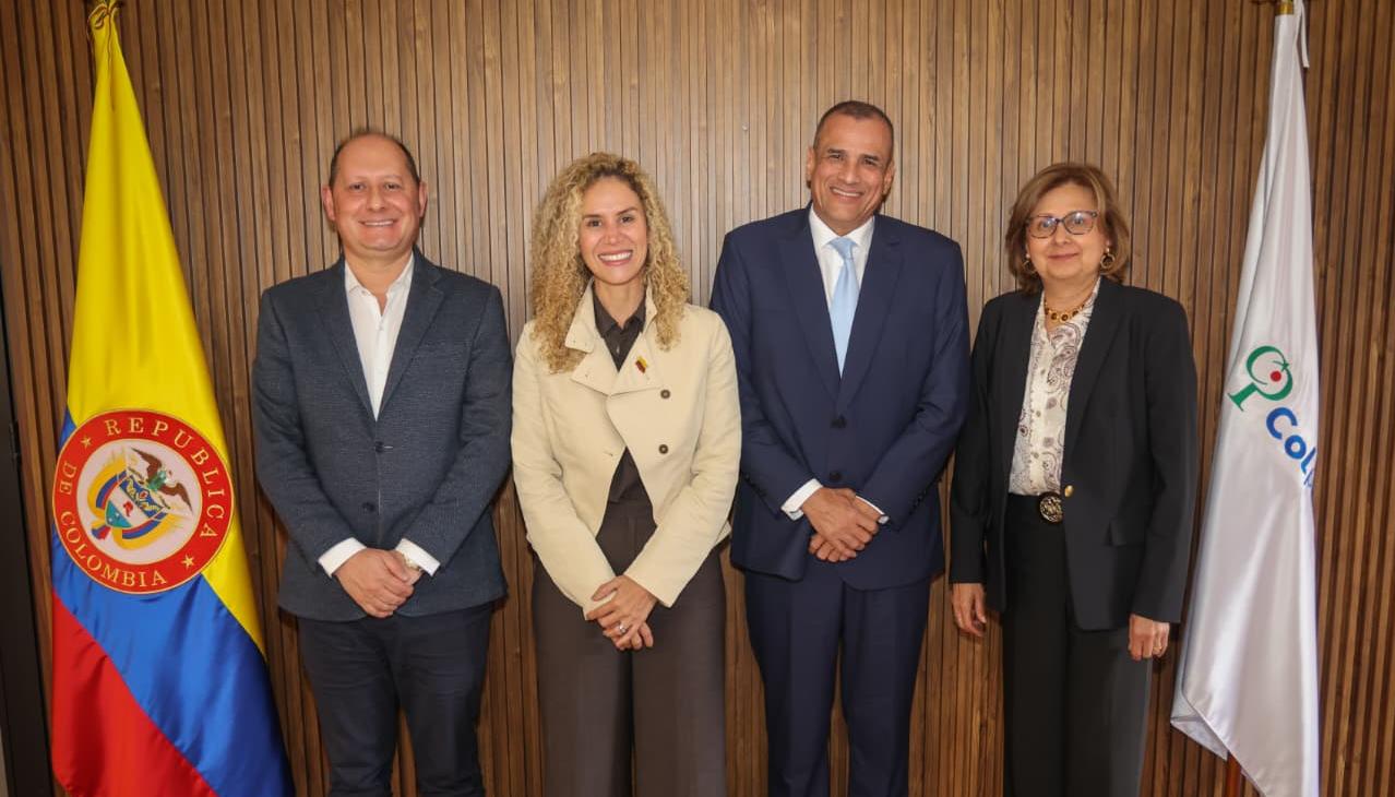 Ministra de Trabajo Natalia Eugenia López (segunda de izquierda a derecha) al lado del nuevo presidente de Colpensiones.