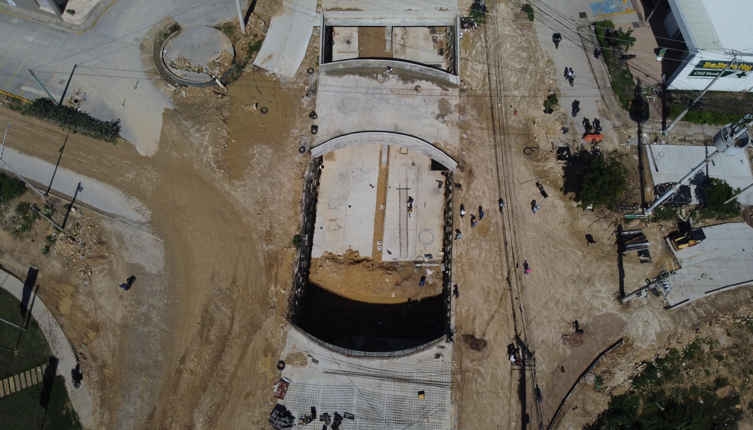 Obra del deprimido al frente del Centro Comercial LeChamp.