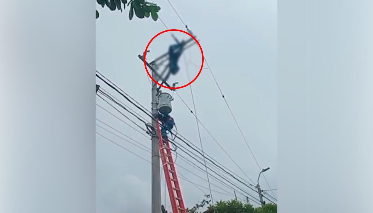 El operario cuando era auxiliado por sus compañeros. 