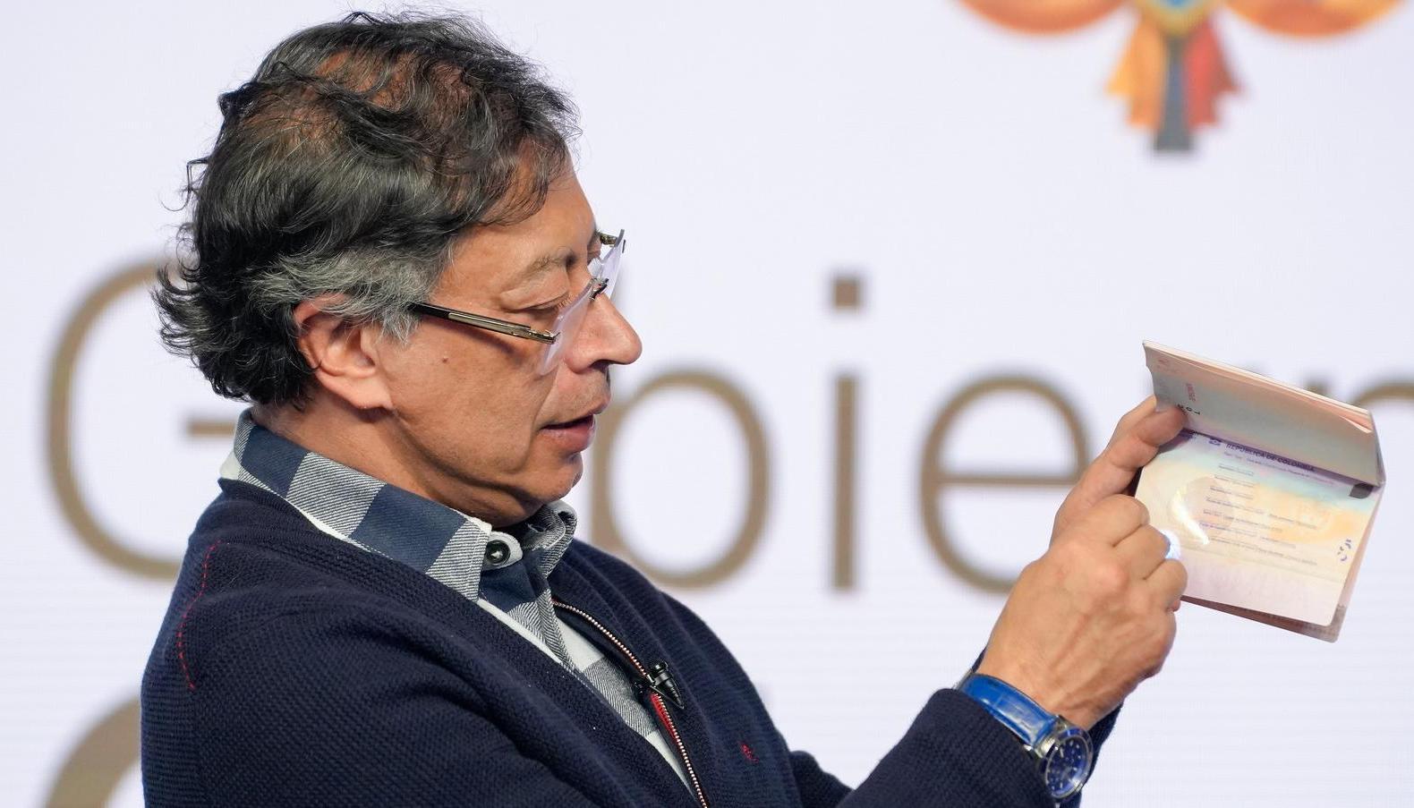 El expresidente Gustavo Petro y el pasaporte.